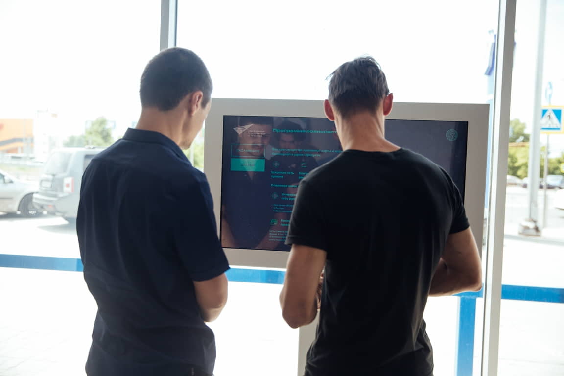 Сенсорные стойки в аренду