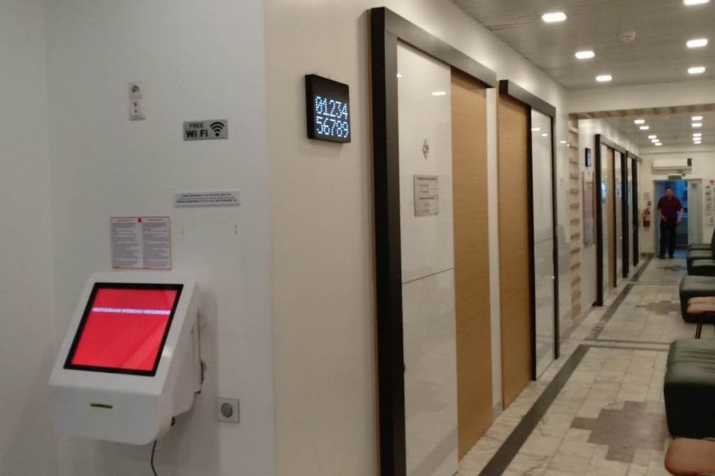 электронная очередь Сенсорные стойки для выставки